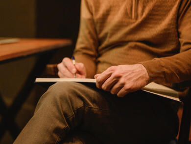 Consultant académique examinant des documents pour le placement de professeurs et de dirigeants d'écoles privées.